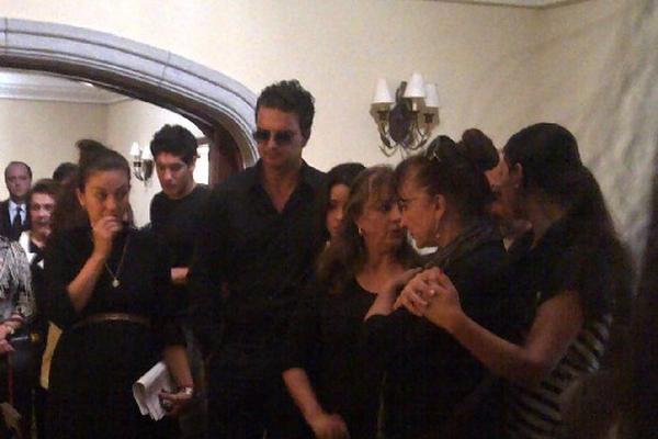 Ricardo Arjona, en el funeral de su madre. (Foto Prensa Libre: Edwin Bercián)