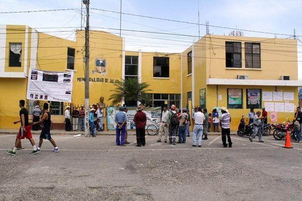 La Municipalidad  de Jalapa abrió sus puertas ayer, luego de la protesta de campesinos del lunes último. (Foto Prensa Libre: Hugo Oliva)