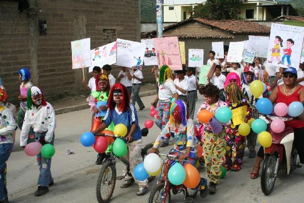 PDH durante una actividad con niños en Rabinal en 2007. (Foto Prensa Libre: Archivo)<br _mce_bogus="1"/>