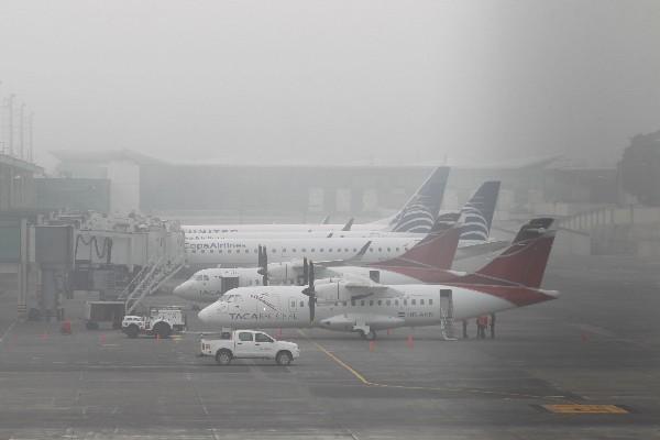 Debido a lo denso de la niebla, cuatro aviones no pudieron despegar ayer en La Aurora.