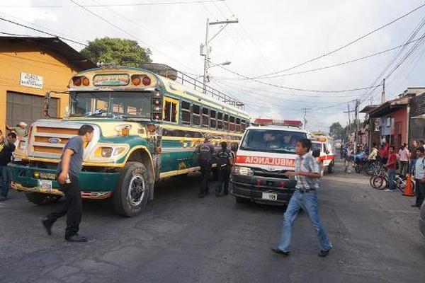 El piloto de un bus de los transportes Carmencita fue atacado y herido fue trasladado hacia el hospital de Antigua. (Foto Prensa Libre: CBV)<br _mce_bogus="1"/>