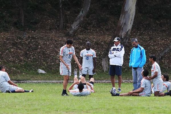 Horacio Cordero conversa con el grupo de jugadores que participaron en el partido del fin de semana y que ayer hicieron  acondicionamiento físico. (Foto Prensa Libre: Jorge Ovalle)