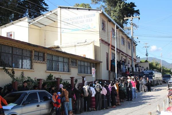 Largas colas de maestros se observaron en la Dirección Departamental de Educación en Sololá, quienes entregaron sus expedientes por una convocatoria que realizó dicha cartera. (Foto Prensa Libre: Ángel Julajuj)<br _mce_bogus="1"/>