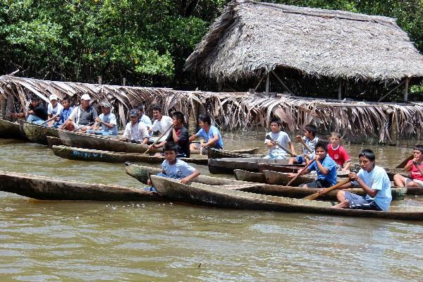 Jóvenes están listos para participar de una competencia de cayucos, en Lívingston, Izabal.