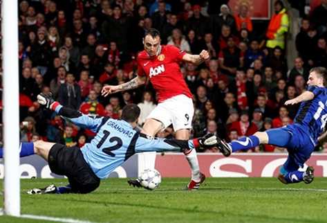 Dimitar Berbatov -derecha- delantero del Manchester United. (Fotografía Prensa Libre: AP)