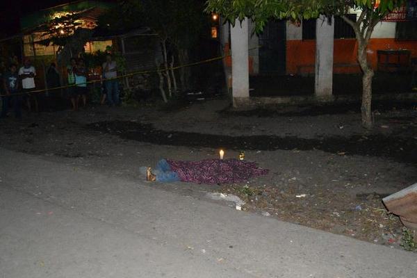 El cadáver baleado de Gerson Alexánder Lima quedó tendido en una de las calles de la aldea Málaga, Masagua. (Foto Prensa Libre: Enrique Paredes)