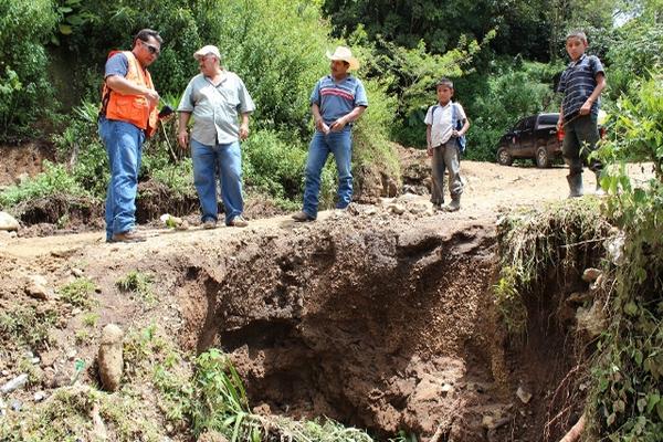 Vecinos de la aldea San Rafael Las Flores temen que continúen las lluvias por derrumbes. (Foto Prensa Libre: Oswaldo Cardona)<br _mce_bogus="1"/>