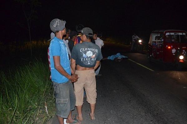 Una mujer sin identificar muri�� atropellada por un carro picop que fue dejado abandonado en el kilómetro 187 de la ruta hacia Champerico, Retalhuleu. (Foto Prensa Libre: Jorge Tizol)