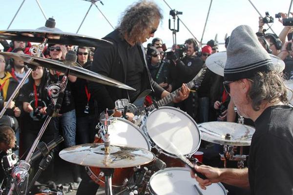 Metallica durante un insólito concierto en los hielos de la Antártida. (Foto Prensa Libre: EFE)