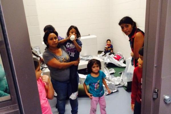 Las imágenes reveladas esta semana por el diario Breitbart Texas muestran a varios migrantes en condiciones inhumanas y hacinados; niños y adultos, entre los cuales hay guatemaltecos. (Foto Prensa Libre: con permiso de Breitbart Texas).