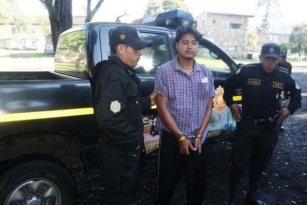 Mynor Humberto García, quien es sindicado de dirigir una banda de violadores y asaltantes, permanece custodiado por dos agentes de la PNC de Sacatepéquez. (Foto Prensa Libre: Miguel López).