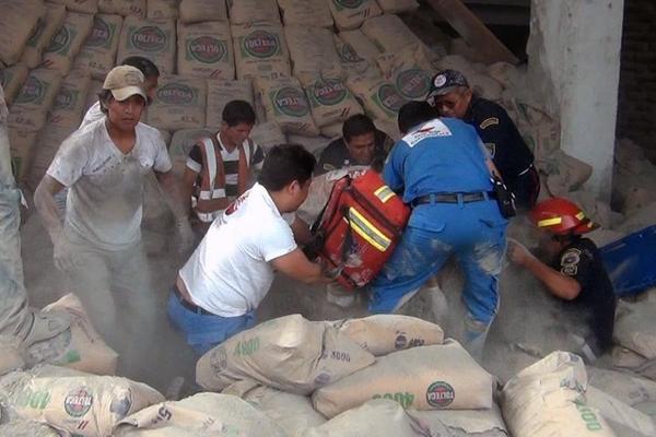 Socorristas de la Cruz Roja y Bomberos Municipales Departamentales llegaron a dar auxilio a la víctima (Foto Prensa Libre: ALEX COYOY).