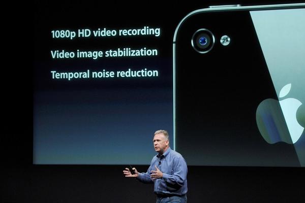 Phil Schiller, de Apple, explica las nuevas funciones del modelo 4S. (Foto Prensa Libre: AP)