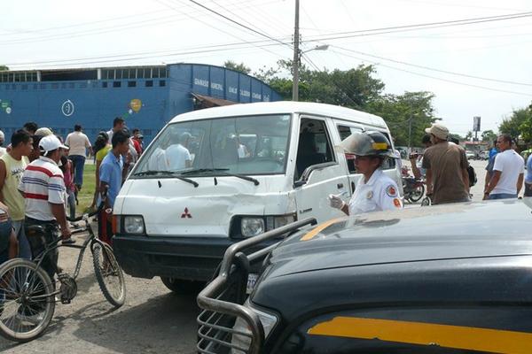 Una mujer fue asesinada en el interior de un microbús, en Izabal. (Foto Prensa Libre: Edwin Perdomo)<br _mce_bogus="1"/>