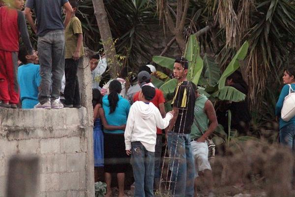 Curiosos observan el cadáver de Ángel de Jesús Hernández, quien fue encontrado en el patio de su vivienda en Jalapa. (Foto Prensa Libre: Hugo Oliva) <br _mce_bogus="1"/>