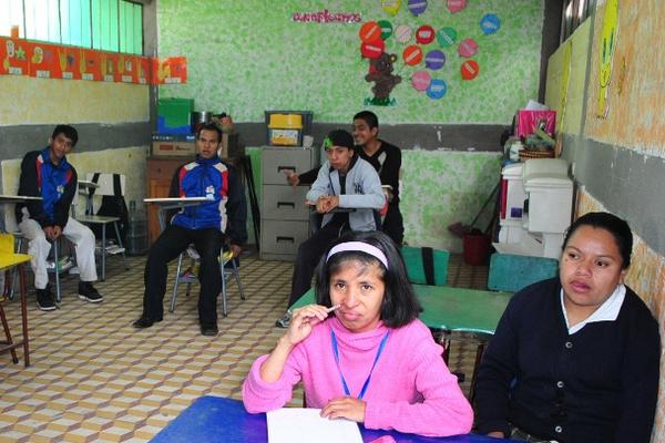 <p class="bb-form-u-id">Estudiantes de la Escuela de Educación Especial de Xelajú, ubicada a un costado del zoológico de esa ciudad. (Foto Prensa Libre: Ruby Alejandra Martínez)</p>