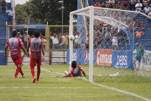 Iztapa ya casi está descendido a la Primera. (Foto Prensa Libre: Hemeroteca PL)