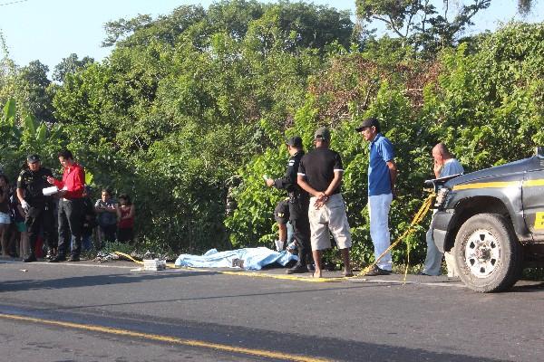 Curiosos observan el cuerpo de De León, en Tiquisate, Escuintla.