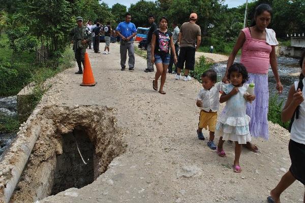 Pobladores transbordan,  debido a  agujero en estructura.