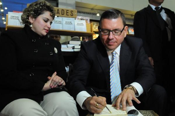 MANUEL BALDIZÓN  firma  copias de su nuevo libro, junto a su esposa, Rosa María Vargas. (Foto Prensa Libre: Keneth Cruz)