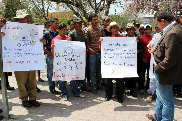 Pobladores de Uspantán, Quiché,  dialogan durante protesta  con Heber Cabrera, gobernador departamental.