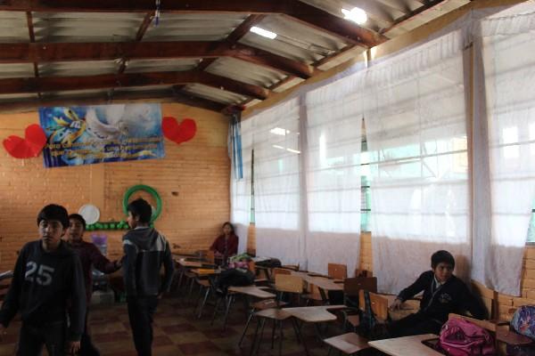 En una aula se pueden observar láminas quebradas, por donde se filtran  el polvo y el  agua.