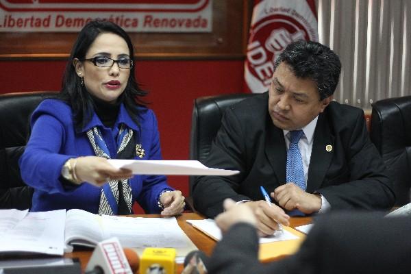 Leyla Lemus, asesora jurídica de la CGC, muestra copia de   documentos en que se  declara inviable el proceso de compra.