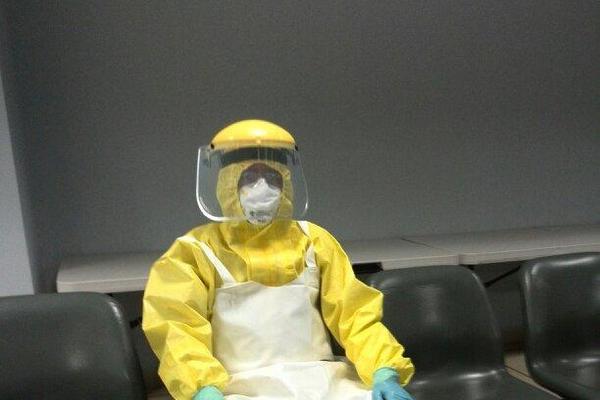 El presidente Otto Pérez Molina supervisa el protocolo de seguridad en el Aeropuerto La Aurora, para evitar el ingreso del virus del Ébola al país.