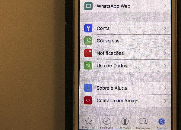 Un celular con la aplicación de WhatsApp en Río de Janeiro. (Foto Prensa Libre: EFE)