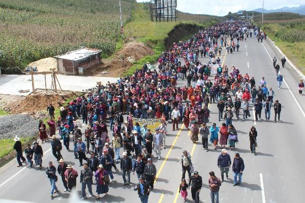 Después  del oficio religioso, los pobladores caminaron hacia la cabecera de Totonicapán.