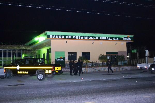 Policía llega al lugar    del robo.