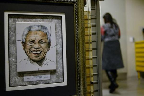 Un retrato de Nelson Mandela, expuesto en su Centro de la Memoria, en Johannesburgo, el 12 de junio de 2013. (Foto Prensa Libre: AFP)