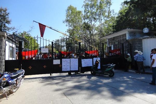 cierran puerta de  ingreso a hospital.