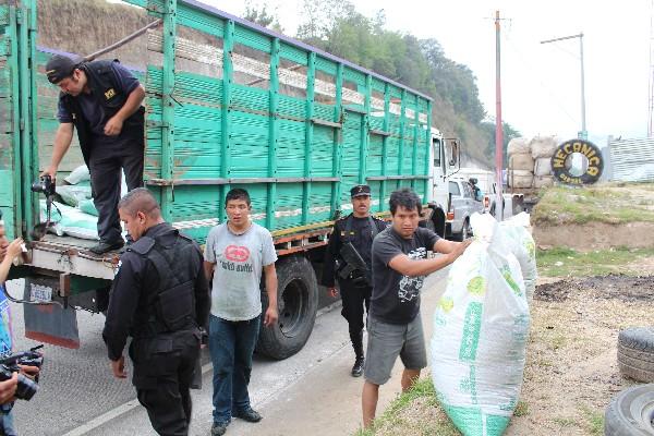 Policía traslada abono decomisado.