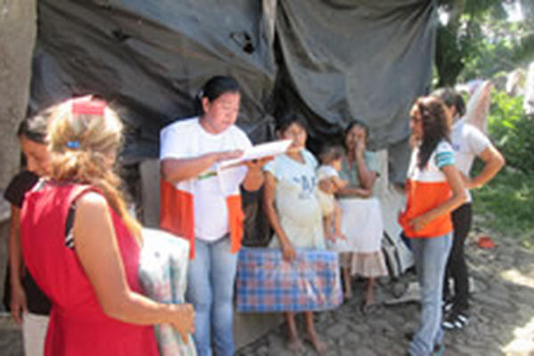 Voluntarios de Visión Mundial entregan ayuda humanitaria a afectados por el sismo en San Marcos. (Foto Prensa Libre: Conred)<br _mce_bogus="1"/>