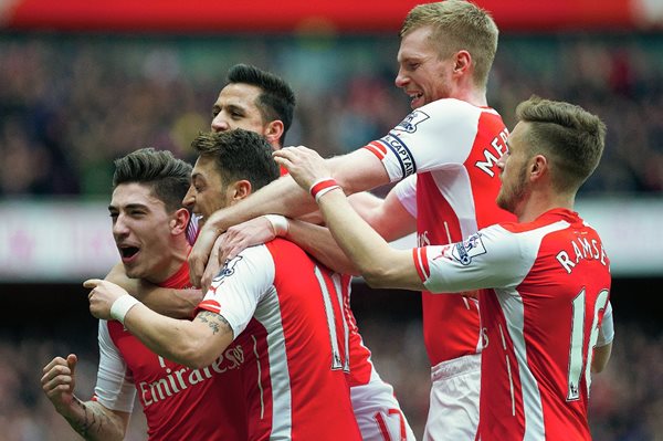 Los jugadores del Arsenal vivieron una fiesta ante el Liverpool. (Foto Prensa Libre: AP).