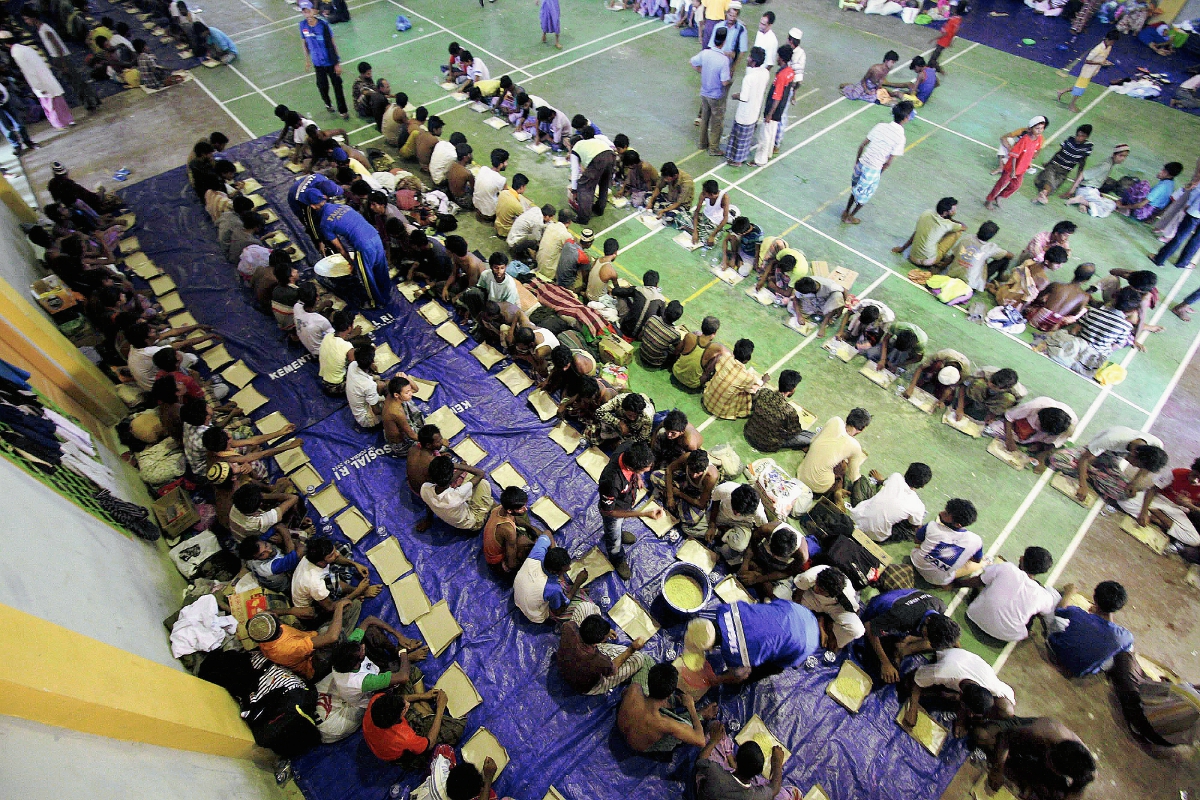 Inmigrantes rohingya reciben el desayuno en Aceh, Sumatra, Indonesia, (Foto Prensa Libre:EFE)