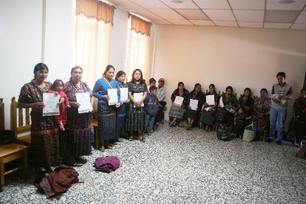 Pobladoras  de Sololá  muestran el diploma  al finalizar el curso de alfabetización.