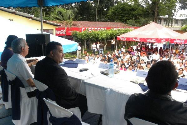 autoridades de la Usac inauguran  evento.