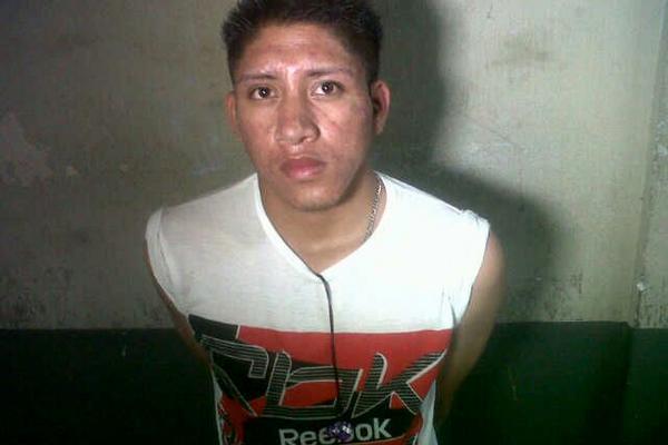 Erick Alvarado fue sorprendido cuando disparaba a un bus en marcha en la colonia La Florida, zona 19. (Foto Prensa Libre: PNC)