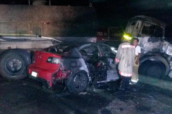 Al menos un muerto y tres heridos deja accidente en carretera a Puerto Quetzal. (Foto Prensa Libre: Carlos Paredes)