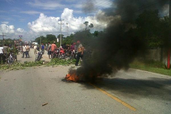 Un grupo de motoristas bloquea la ruta entre Santa Elena y el Parque Nacional Tikal, para manifestar se rechazo al uso de chaleco numerado. (Foto Prensa Libre: Rigoberto Escobar) <br _mce_bogus="1"/>