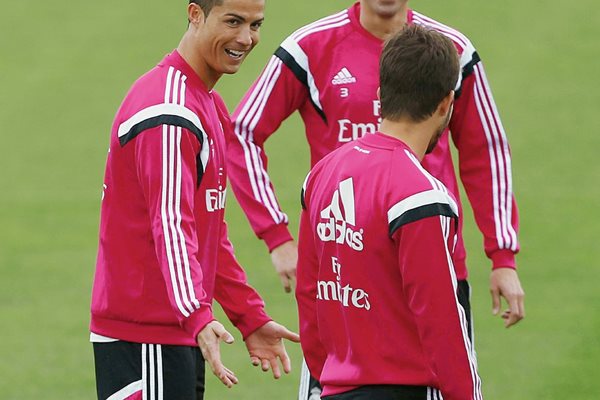 Cristiano Ronaldo habla con Lucas Silva, durante el entrenamiento de esta mañana, de cara a preparar el partido de Liga que disputarán mañana en el Santiago Bernabéu frente al Eibar. (Foto Prensa Libre: EFE)