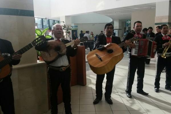 Un mariachi le dio la bienvenida a Carlos Mencos en la sede de la Contraloría en la zona 13. (Foto Prensa Libre: Óscar Rivas) <br _mce_bogus="1"/>