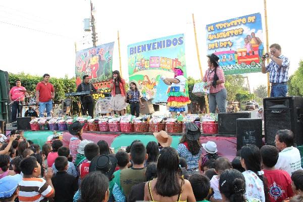 Conductores del programa rifan canastas navideñas y bicicletas, entre otros regalos.