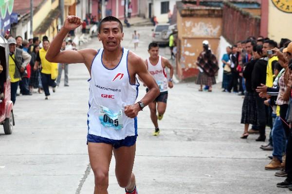 Amado García terminó primero, y   en el segundo lugar concluyó Elvin Cu. (Foto Prensa Libre: Eduardo Sam)