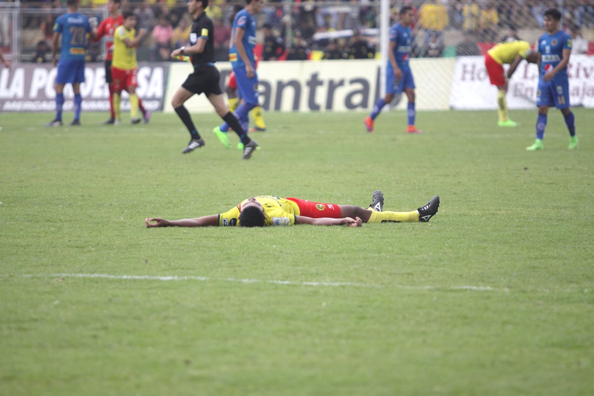 Rosly Hernández muestra su frustración después de que Marquense quedó eliminado de la fiesta grande de la Liga Nacional. (Foto Prensa Libre: Jesús Cuque).