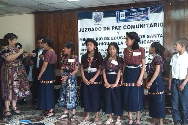 A los estudiantes ganadores se les entregó un carné del puesto al cual  fueron nombrados. (Foto Prensa Libre: Héctor Sapón)