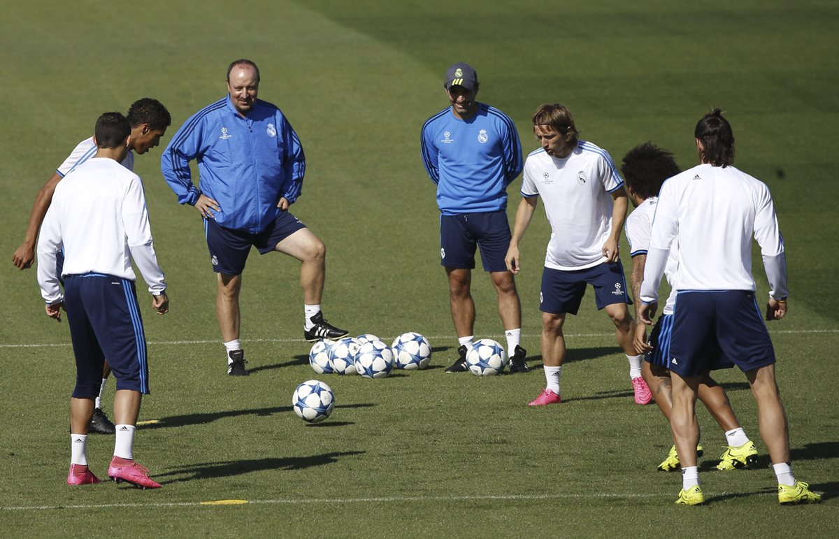 Bajo la dirección de Rafa Benítez los jugadores del Real Madrid se entrenan previo al inicio de la Champions. (Foto Prensa Libre: EFE)