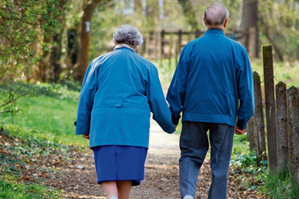 Caminar 45 minutos, tres veces a la semana, reduce los síntomas del mal de Parkinson. (Foto Prensa Libre: Archivo)